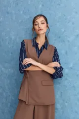 Camisa de calce relajado con cuello clásico, mangas largas con puños elastizados y rayas verticales que aportan un estilo atemporal. Su diseño liviano y versátil cuenta con estampado floral verde sobre fondo de rayas celestes y blancas.