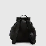 Mochila Bubba modelo Mila, color negro con detalles en lila. Confeccionada en nylon, cuenta con solapa superior, cierre de cordón ajustable, bolsillos laterales con cierre y correas decorativas con el logo de la marca.