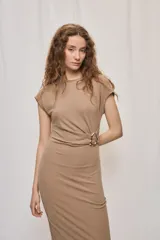 Vestido largo negro de calce al cuerpo, con cuello redondo, mangas cortas y detalle drapeado en el lateral de la cintura con una hebilla metálica dorada.