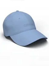 Gorra de béisbol celeste con logo de Calvin Klein bordado en el frente.