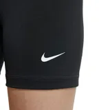 Short deportivo Nike Pro de calce ajustado, color negro con cintura elástica ancha en contraste con la inscripción 'PRO NIKE' en blanco y el logo de la marca en la pierna izquierda.