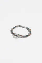 Pulsera de múltiples cadenas plateadas, algunas de ellas engarzadas con cristales de colores variados (rosa, azul, amarillo, naranja, verde). Incluye un dije circular metálico con un corte central y cierre de mosquetón.