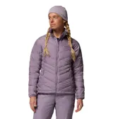 Campera de esquí 3 en 1 Columbia, con diseño estampado en tonos violeta. Cuenta con tecnología impermeable y transpirable Omni-Tech, forro térmico reflectante Omni-Heat y aislamiento sintético Thermarator. Incluye capucha ajustable, ventilación en axilas, faldón antinieve, múltiples bolsillos con cierre y puños ajustables.