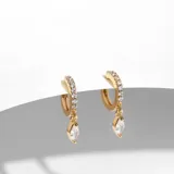 Par de aros dorados tipo argolla con cristales blancos y dije colgante en forma de lágrima.