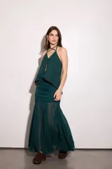 Top de gasa color verde esmeralda con tirantes finos cruzados en la espalda y corte fluido en el pecho.