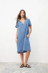 Vestido corto azul de lino con escote en V y mangas cortas.