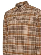 Camisa de franela de algodón orgánico para hombre, de manga larga y calce regular, con estampado de cuadros en tonos marrón, beige y tostado. Cuenta con cuello camisero, cierre frontal con botones de madera y dos bolsillos frontales con solapa.