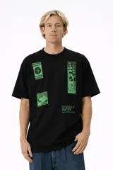 Remera negra de manga corta, corte holgado, con cuello redondo y estampado frontal en color verde con gráficos y texto de estilo japonés.