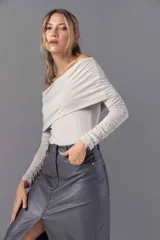 Top strapless color gris claro, con mangas largas fruncidas.