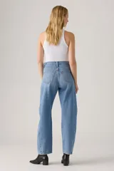 Jeans de denim de corte barrel y tiro alto, en tono azul claro con efecto deslavado.