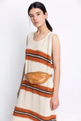 Riñonera de cuero color marrón claro con cierre superior y correa ajustable.