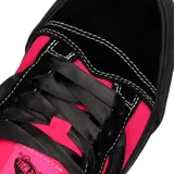 Championes Vans modelo Knu Stack, con diseño de plataforma alta en color negro y detalles en fucsia. Presentan la icónica banda lateral acolchada, cordones negros y construcción robusta.