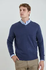 Sweater amarillo de tejido suave tipo cashmere, con escote en V.