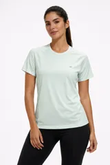 Remera deportiva de manga corta con cuello redondo, confeccionada en tejido técnico transpirable de color verde menta. Presenta un corte ajustado y logo pequeño estampado en el pecho.