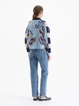 Jeans de tiro bajo, confeccionados en denim rígido de peso medio, con calce recto desde la cadera hasta el bajo. El lavado es celeste claro con contrastes marcados.