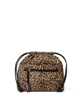 Bolso tipo bombonera con estampado animal print de leopardo, cierre superior con cordón ajustable y bolsillo frontal con cremallera.