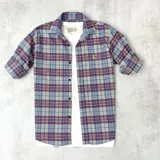 Camisa de manga corta con estampado a cuadros en tonos bordó, gris y celeste.