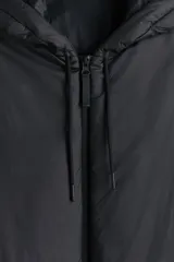 Campera acolchada de corte holgado, repelente al agua y rompevientos. Cuenta con capucha ajustable con cordón, cierre frontal, hombros caídos, puños elásticos y bolsillos delanteros.