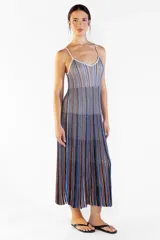 Vestido largo de punto con rayas verticales en tonos marrones, azules, negros y blancos, de tirantes finos y corte recto con caída fluida.