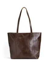 Cartera tote bag de cuero natural color marrón oscuro, con doble asa larga para el hombro y cierre superior con broche. Cuenta con el logotipo de la marca grabado en el frente.