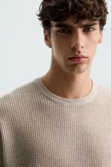 Camiseta color beige de punto tejido en hilatura de lino, con cuello redondo, manga corta y acabados en rib.