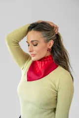Polera de tejido de punto fino en color amarillo, con cuello alto y mangas largas.