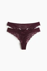 Pack de dos bombachas tipo colaless de encaje color bordó, con diseño de tiro bajo y detalles translúcidos.