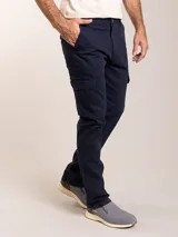 Pantalon cargo de corte recto en color azul marino, con bolsillos laterales tipo cargo y cierre frontal con boton.