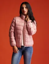 Campera de plumas reversible marca Michael Kors, con un lado liso color rosa pálido y otro lado estampado con el logo de la marca. Tiene abertura central con cierre metálico, bolsillos delanteros y avíos metálicos con el logo. Incluye bolsa autoportante.