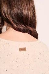 Sweater beige con cuello en V y mangas largas.