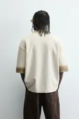 Sudadera de manga corta con cuello redondo, corte relajado y efecto lavado, en tono crudo con teñido en degradé en cuello y puños de color marrón topo.