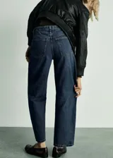 Jeans de tiro alto con diseño balloon y fit slouchy. Confeccionados en tejido de algodón estilo vaquero, cuentan con cierre de cremallera, botón, trabillas y cinco bolsillos.