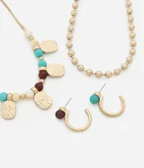 Conjunto de bisutería compuesto por dos collares y un par de aros. El primer collar presenta una cadena fina con cuentas de colores y dijes metálicos de textura martillada. El segundo collar es de tipo cadena de esferas metálicas. Los aros son de diseño media argolla con una cuenta de color en el extremo.