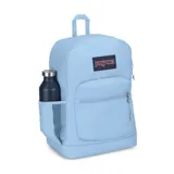 Mochila Jansport azul celeste con un compartimento principal, bolsillo frontal con cierre, bolsillo lateral para botella de agua y sobre interno acolchado para laptop de 15 pulgadas.