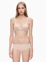 Soutien Calvin Klein modelo Perfectly Fit Flex color piel, con copas moldeadas sin costuras, aro de soporte y tirantes ajustables.