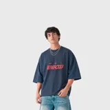 Remera de algodón azul marino con diseño oversize, cuello redondo y estampado frontal en color rojo con la inscripción 'UNFOJ'.