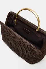 Bolso tipo sobre alargado color marrón oscuro, con textura trenzada y asa metálica dorada.