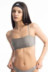 Top de bikini color gris mineral, con escote recto, breteles elásticos y doble tira en la espalda.