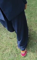Pantalón de seda de silueta amplia y caída fluida, con cintura limpia y estructura liviana.