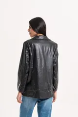 Blazer negro de efecto cuero, con solapas y cierre frontal de botones.