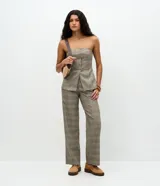 Pantalón de sastrería de corte recto y tiro medio con estampa de cuadros en tonos grises y marrones. Cuenta con cintura estructurada y bolsillos laterales.