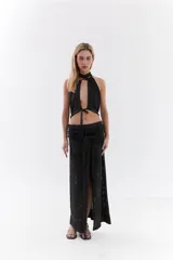 Falda larga tejida de color marrón, con cintura regulable para atar y tajo frontal.