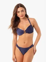 Conjunto de bikini azul marino con corpiño halter con aro y detalle de argolla dorada, y bombacha con detalle de nudo en los laterales.