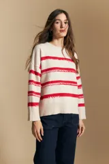 Sweater de tejido de punto con diseño de rayas horizontales en color azul marino y terracota, de cuello redondo y corte relajado.