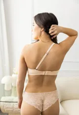 Panty corte brazilian color beige, de encaje floral suave y elástico.