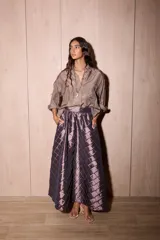 Falda larga marrón de tafeta con diseño de rombos bordados, corte acampanado y bolsillos laterales.