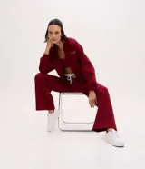 Pantalón deportivo bordó de corte recto, con cintura elástica y cordón ajustable blanco.