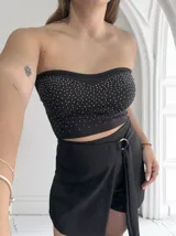 Top strapless negro con strass plateados. Incluye copas removibles.