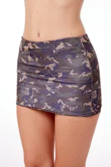 Minifalda de microfibra con estampado camuflado en tonos gris, azul y beige.