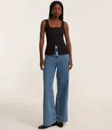 Musculosa negra con escote cuadrado, breteles anchos y abotonadura frontal.